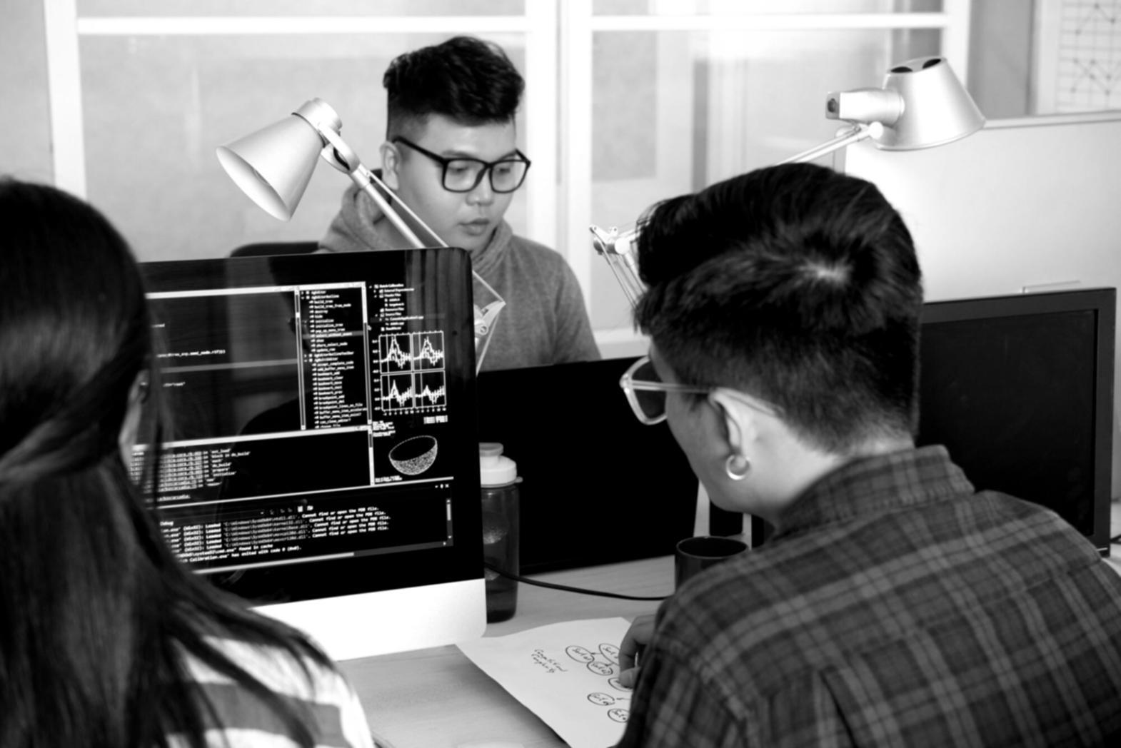 Estudiante trabajando en proyecto de implementación de IA industrial